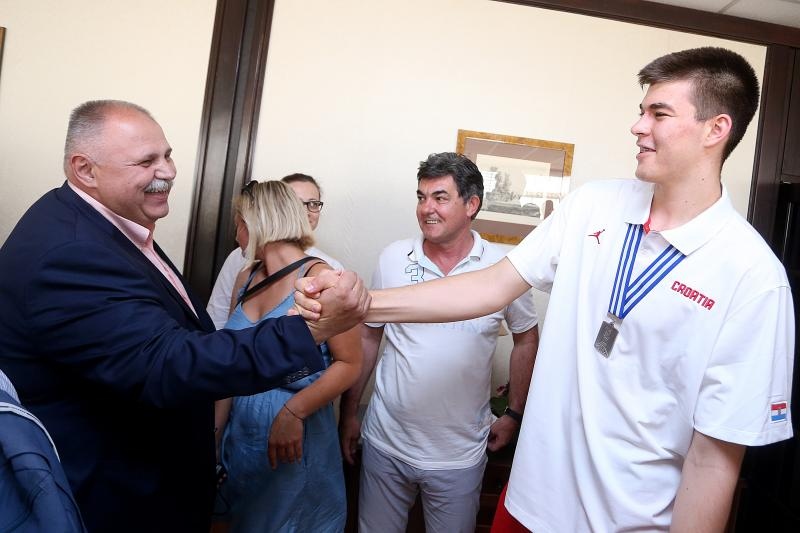 06.07.2015., Zagreb – Svecani docek kosarkasa do 19 godina koji su na svjetskom prvenstvu u Grckoj osvojili srebrnu medalju. Photo: Goran Stanzl/PIXSELL