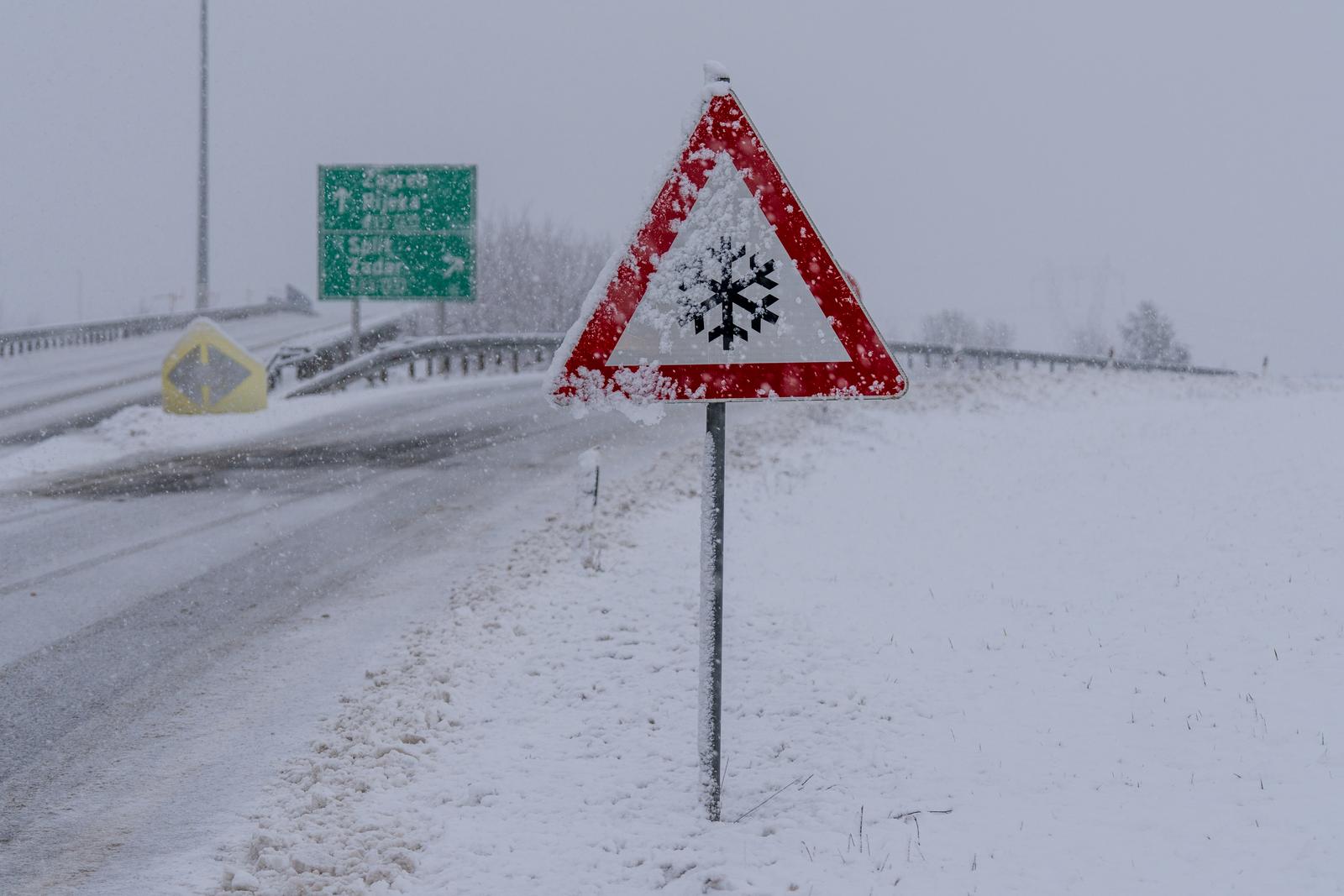 Snijeg i zimski uvjeti kod čvora Gospić na autocesti A1
