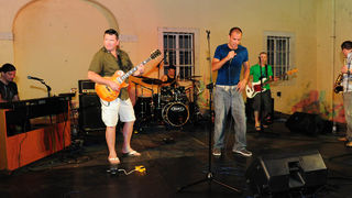 Zadar, 2.8.2013. snimio: Nenad Marčev 

Mario Huljev i
Dino Dvornik tribute band

Jurica Leikauff, klavijature, 
Marko Duvnjak, bubnjar, 
Alen Svetopetrić, bas gitara, 
Zoran Jex Jaeger, gitara,
Ivan Premelč, saksofon.


Dvorište Providurove palače