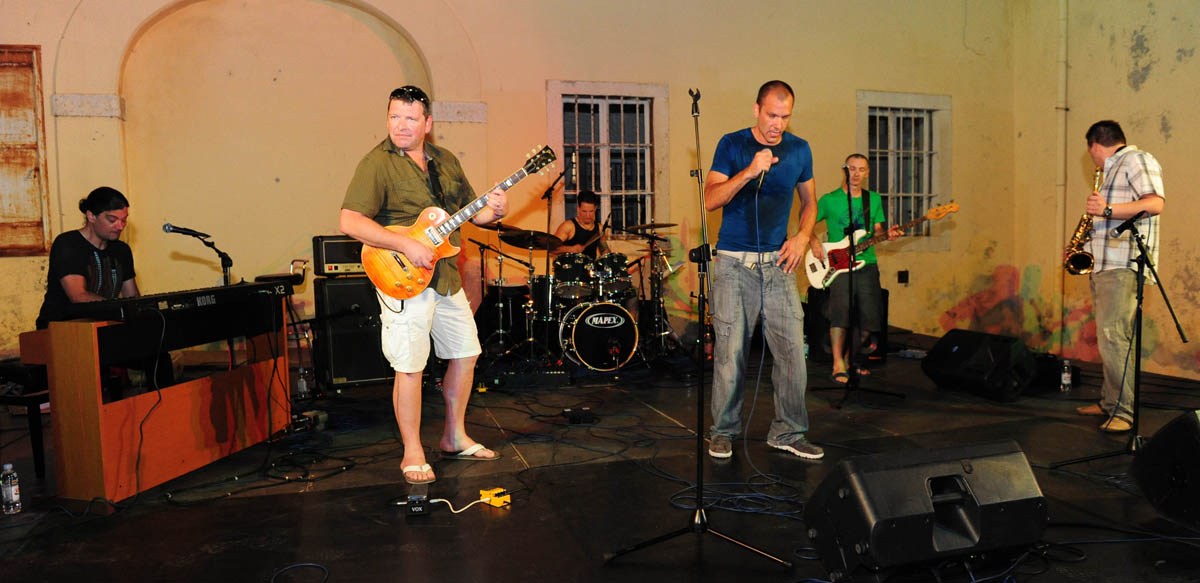 Zadar, 2.8.2013. snimio: Nenad Marčev 

Mario Huljev i
Dino Dvornik tribute band

Jurica Leikauff, klavijature, 
Marko Duvnjak, bubnjar, 
Alen Svetopetrić, bas gitara, 
Zoran Jex Jaeger, gitara,
Ivan Premelč, saksofon.


Dvorište Providurove palače