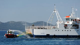 Zadar, 190413.
Pokazno-edukacijska vjezba spasavanja na moru “More i sigurnost” na moru ispred Morskih orgulja; sudjelovalo je 14 institucija (policija, vatrogasci, Crveni kriz, hitna pomoc, ronilacki klubovi…). Simuliran je pozar na Jadrolinijinom traj