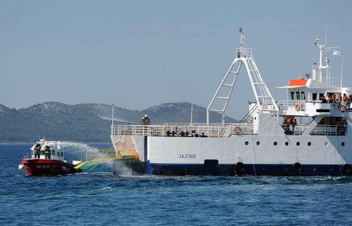 Zadar, 190413.
Pokazno-edukacijska vjezba spasavanja na moru “More i sigurnost” na moru ispred Morskih orgulja; sudjelovalo je 14 institucija (policija, vatrogasci, Crveni kriz, hitna pomoc, ronilacki klubovi…). Simuliran je pozar na Jadrolinijinom traj