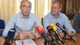 Ministar Krstičević uručio gradonačelniku Dukiću veliku hrvatsku zastavu