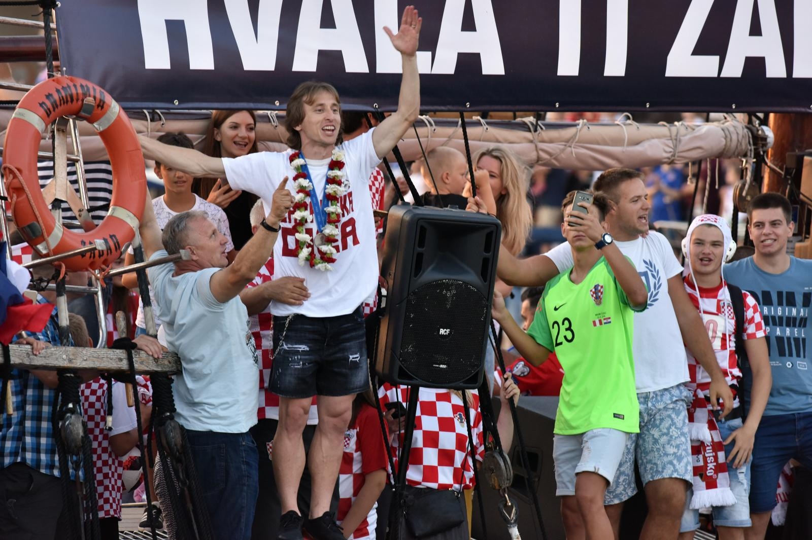 Svečani doček zadarskih Vatrenih: Jedrenjakom Branimir plovili od Gradskog mosta do gata na zadarskoj rivi