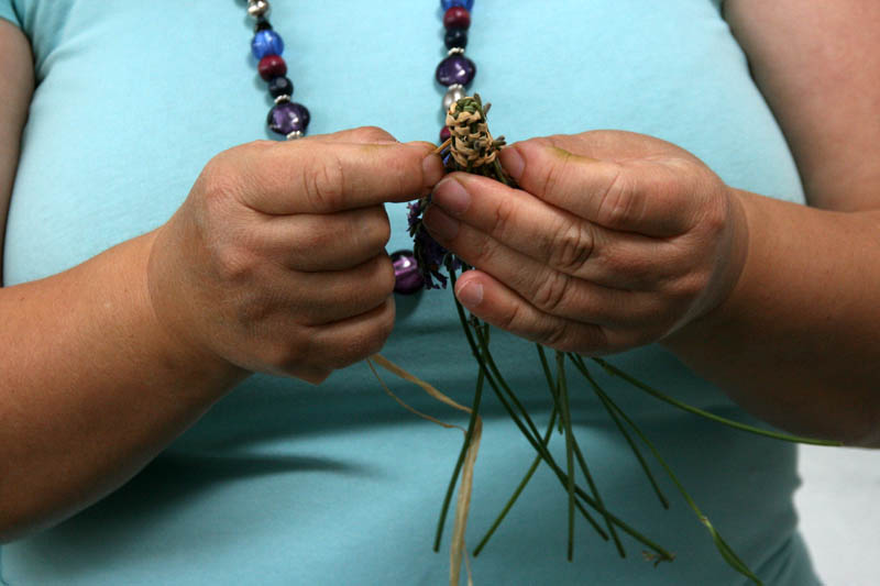 Danas je održana kreativna radionica za velike i male u organizaciji Dječjeg odjela Gradske knjižnice Zadar: izrada stručaka i jastučića od lavande od 10-12 h. Radionicu je vodila gospođa Jadranka Plantak. Foto by Lucija Juravic Danas je održana kreativna radionica za velike i male u organizaciji Dječjeg odjela Gradske knjižnice Zadar: izrada stručaka i jastučića od lavande od 10-12 h. Radionicu je vodila gospođa Jadranka Plantak. Foto by Lucija Juravic