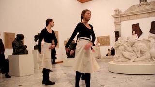 Glazbeno-plesni performans “Ona koja nosi”, foto: Iva Perinčić Glazbeno-plesni performans “Ona koja nosi”, foto: Iva Perinčić