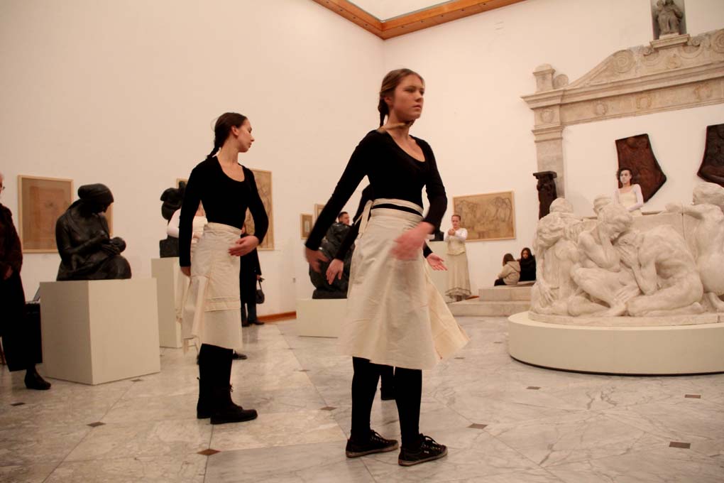 Glazbeno-plesni performans “Ona koja nosi”, foto: Iva Perinčić Glazbeno-plesni performans “Ona koja nosi”, foto: Iva Perinčić