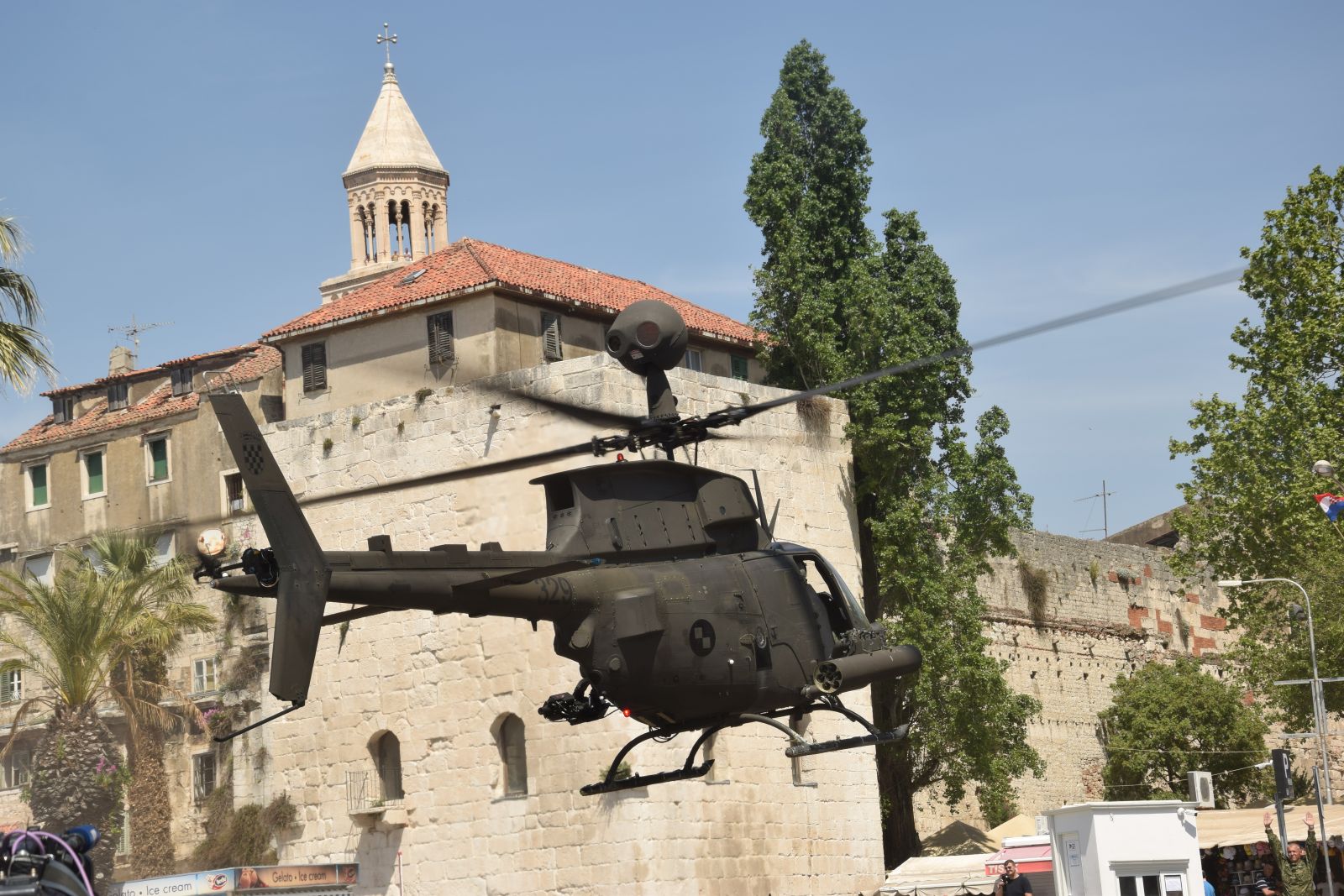 RTOP Vukovar i Kiowa Warrior na splitskoj rivi RTOP Vukovar i Kiowa Warrior na splitskoj rivi