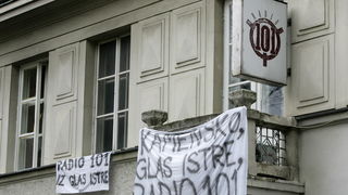 Zagreb, 081110.
Radio 101, Gajeva ulica.
Dio zaposlenika i honorarnih djelatnika Radija 101 usao je u strajk upozorenja, koji ce trajati od 8 do 14 sati, nakon cega se redovni program nastavlja. Racun Radija 101 je blokiran, posljednja placa zaposlenim dj Zagreb, 081110.
Radio 101, Gajeva ulica.
Dio zaposlenika i honorarnih djelatnika Radija 101 usao je u strajk upozorenja, koji ce trajati od 8 do 14 sati, nakon cega se redovni program nastavlja. Racun Radija 101 je blokiran, posljednja placa zaposlenim dj