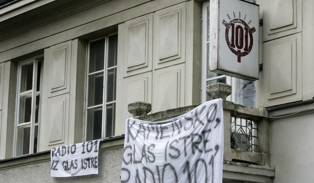 Zagreb, 081110.
Radio 101, Gajeva ulica.
Dio zaposlenika i honorarnih djelatnika Radija 101 usao je u strajk upozorenja, koji ce trajati od 8 do 14 sati, nakon cega se redovni program nastavlja. Racun Radija 101 je blokiran, posljednja placa zaposlenim dj