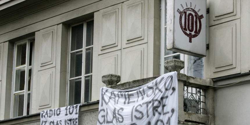 Zagreb, 081110.
Radio 101, Gajeva ulica.
Dio zaposlenika i honorarnih djelatnika Radija 101 usao je u strajk upozorenja, koji ce trajati od 8 do 14 sati, nakon cega se redovni program nastavlja. Racun Radija 101 je blokiran, posljednja placa zaposlenim dj Zagreb, 081110.
Radio 101, Gajeva ulica.
Dio zaposlenika i honorarnih djelatnika Radija 101 usao je u strajk upozorenja, koji ce trajati od 8 do 14 sati, nakon cega se redovni program nastavlja. Racun Radija 101 je blokiran, posljednja placa zaposlenim dj