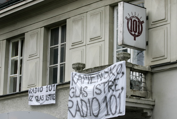 Zagreb, 081110.
Radio 101, Gajeva ulica.
Dio zaposlenika i honorarnih djelatnika Radija 101 usao je u strajk upozorenja, koji ce trajati od 8 do 14 sati, nakon cega se redovni program nastavlja. Racun Radija 101 je blokiran, posljednja placa zaposlenim dj Zagreb, 081110.
Radio 101, Gajeva ulica.
Dio zaposlenika i honorarnih djelatnika Radija 101 usao je u strajk upozorenja, koji ce trajati od 8 do 14 sati, nakon cega se redovni program nastavlja. Racun Radija 101 je blokiran, posljednja placa zaposlenim dj