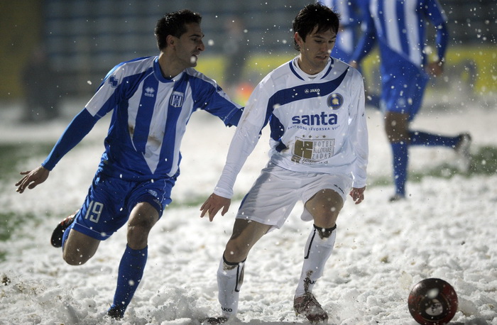 Karlovac, 271110.
Gradski stadion Karlovac
Nogometna utakmica 17. kola Prve HNL izmedju NK Karlovac i NK Zadar.
Na slici: igrac NK Karlovca Marijan Budimir i igrac NK Zadra Ivan Santini.
Foto: Sime Sokota / CROPIX Karlovac, 271110.
Gradski stadion Karlovac
Nogometna utakmica 17. kola Prve HNL izmedju NK Karlovac i NK Zadar.
Na slici: igrac NK Karlovca Marijan Budimir i igrac NK Zadra Ivan Santini.
Foto: Sime Sokota / CROPIX