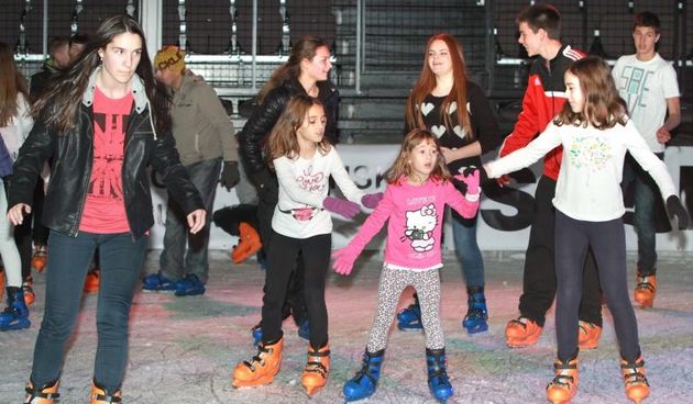 Split – U Spaladium Areni otvoreno je klizaliste koje ce prva tri dana biti besplatno. Klizanje. Photo: Ivana Ivanovic/PIXSELL