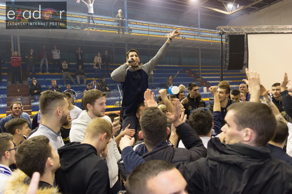 Humanitarno gledanje utakmice Zadar-Cibona (85-84) u Jazinama Humanitarno gledanje utakmice Zadar-Cibona (85-84) u Jazinama