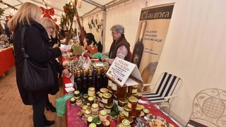 U organizaciji HGK Zupanijske komore Zadar na Trgu pet bunara otvoren je 10. sajam hrane, pica, delikatesnih proizvoda i suvenira Nasi mali gusti. Photo: Dino Stanin/PIXSELL U organizaciji HGK Zupanijske komore Zadar na Trgu pet bunara otvoren je 10. sajam hrane, pica, delikatesnih proizvoda i suvenira Nasi mali gusti. Photo: Dino Stanin/PIXSELL