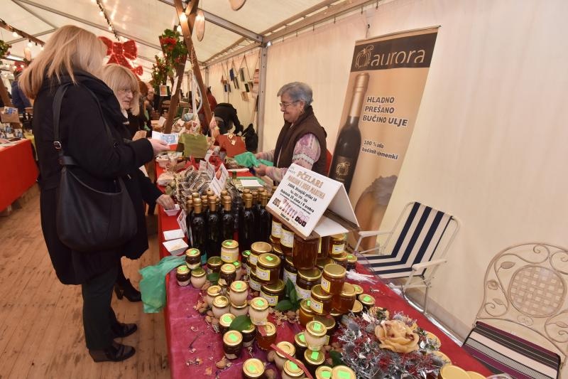 U organizaciji HGK Zupanijske komore Zadar na Trgu pet bunara otvoren je 10. sajam hrane, pica, delikatesnih proizvoda i suvenira Nasi mali gusti. Photo: Dino Stanin/PIXSELL U organizaciji HGK Zupanijske komore Zadar na Trgu pet bunara otvoren je 10. sajam hrane, pica, delikatesnih proizvoda i suvenira Nasi mali gusti. Photo: Dino Stanin/PIXSELL