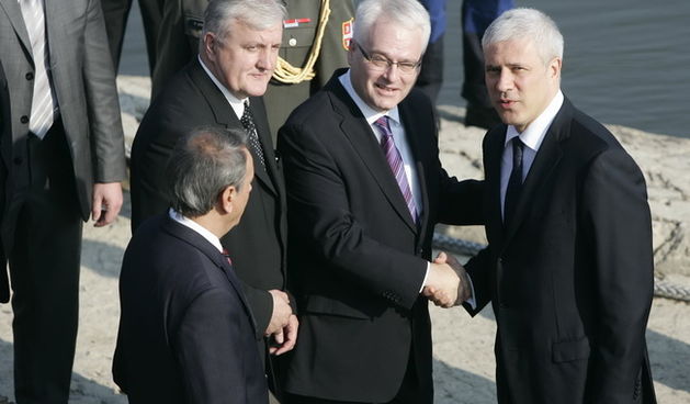 Vukovar, 041110.
Srpski predsjednik Boris Tadic, stigao je u posjet Vukovaru, nakon 19 godina nakon njegova pada i razaranja. Na obali Dunava Tadica je docekao hrvatski predsjednik Ivo Josipovic.
Foto: Danijel Soldo / CROPIX