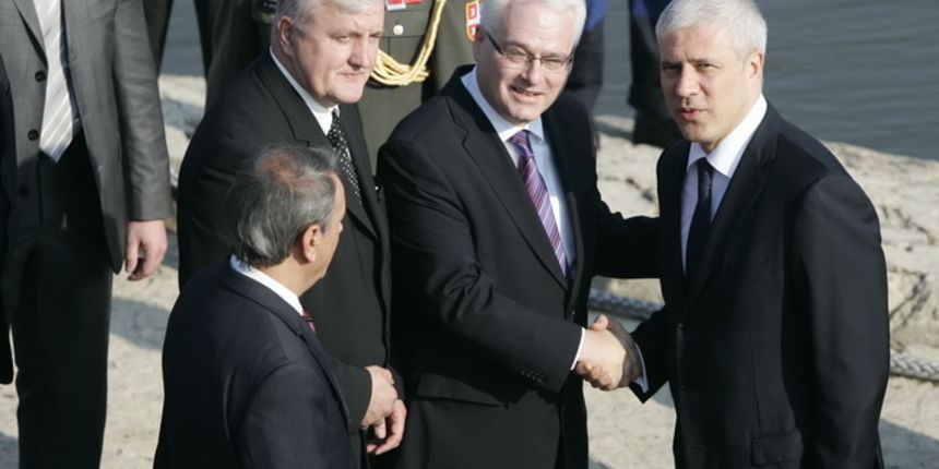 Vukovar, 041110.
Srpski predsjednik Boris Tadic, stigao je u posjet Vukovaru, nakon 19 godina nakon njegova pada i razaranja. Na obali Dunava Tadica je docekao hrvatski predsjednik Ivo Josipovic.
Foto: Danijel Soldo / CROPIX Vukovar, 041110.
Srpski predsjednik Boris Tadic, stigao je u posjet Vukovaru, nakon 19 godina nakon njegova pada i razaranja. Na obali Dunava Tadica je docekao hrvatski predsjednik Ivo Josipovic.
Foto: Danijel Soldo / CROPIX