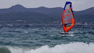 Kiteri i surferi uživali u jakom jugu