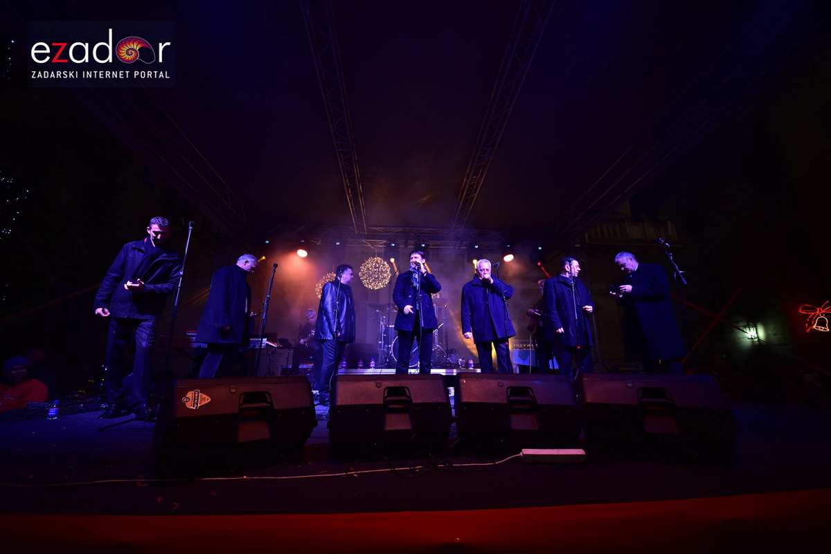 Tisuće Zadrana uživalo na krcatom Narodnom trgu i Tgu Petra Zoranića uz Tomislava Bralića i klapu Intrade Tisuće Zadrana uživalo na krcatom Narodnom trgu i Tgu Petra Zoranića uz Tomislava Bralića i klapu Intrade