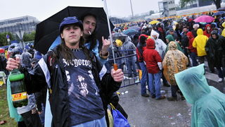 Zagreb, 160510.
Hipodrom.
Koncert heavy metal grupe Metallica.
Na slici: Publika prije koncerta.
Foto: Boris Kovacev / CROPIX