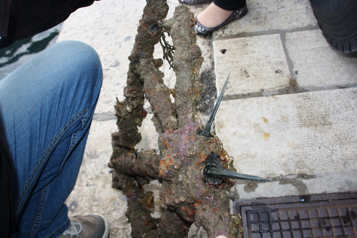 Ronioci kluba Sv. Roko izronili dio starog srušenog mosta u Jazinama, Foto: Mladen Malik