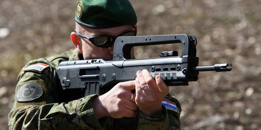 Na Automatskom strelistu “Vrapcanski potok” odrzano je 6. natjecanje u streljastvu za predstavnike vojno diplomatskog zbora akreditiranih u Republici Hrvatskoj. Na natjecanju se po prvi put koristila visenamjenska strojnica hrvatske proizvodnje VHS-D. Fot Na Automatskom strelistu “Vrapcanski potok” odrzano je 6. natjecanje u streljastvu za predstavnike vojno diplomatskog zbora akreditiranih u Republici Hrvatskoj. Na natjecanju se po prvi put koristila visenamjenska strojnica hrvatske proizvodnje VHS-D. Fot