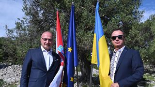 Grlić Radman i veleposlanik Ukrajine posadili maslinu u Perivoju mira