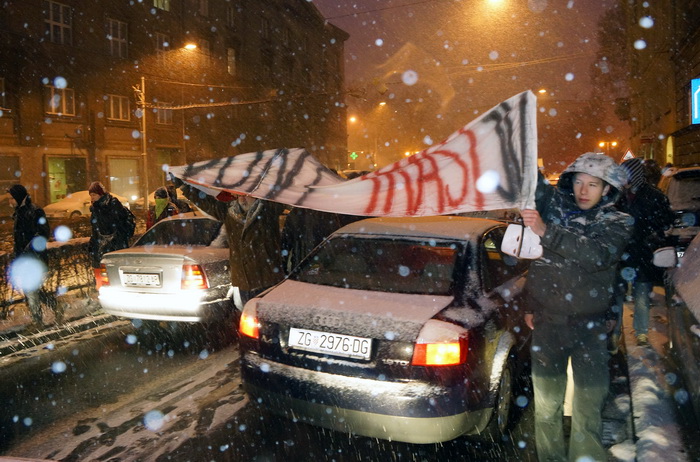 Zagreb, 220213.
Tristotinjak prosvjednika prosetalo je ulicama Zagreba u sklopu prosvjeda koji su organizirale skupine Occupy Croatia i Anonymous Hrvatska. U prosvjednoj setnji na nekoliko minuta zastali su uz zgrade Narodne banke, HDZ-a i SDP-a.
Na fotog Zagreb, 220213.
Tristotinjak prosvjednika prosetalo je ulicama Zagreba u sklopu prosvjeda koji su organizirale skupine Occupy Croatia i Anonymous Hrvatska. U prosvjednoj setnji na nekoliko minuta zastali su uz zgrade Narodne banke, HDZ-a i SDP-a.
Na fotog