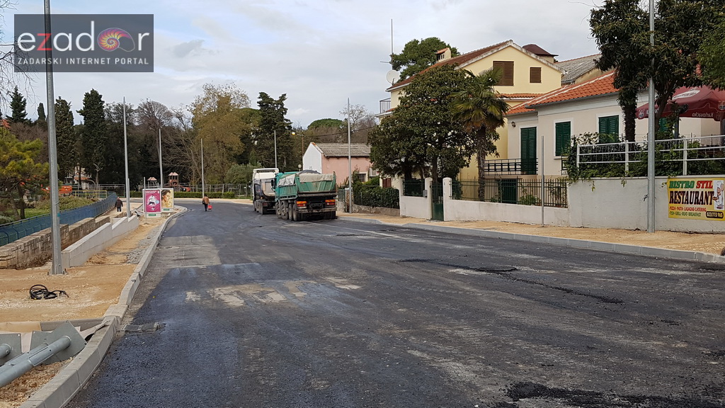 Na rekonstruirano križanje u Vruljici postavlja se završni sloj asfalta Na rekonstruirano križanje u Vruljici postavlja se završni sloj asfalta