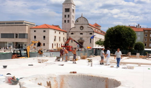 Zadar, 070710. Poljana Ivana Pavla na kojoj radovi traju od 22. veljace trebala bi sutra biti otvorena. Foto: Andrija Lucic / CROPIX