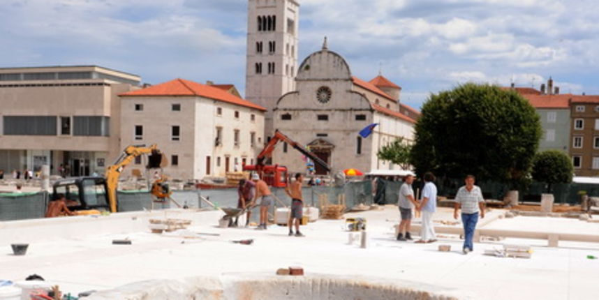 Zadar, 070710. Poljana Ivana Pavla na kojoj radovi traju od 22. veljace trebala bi sutra biti otvorena. Foto: Andrija Lucic / CROPIX