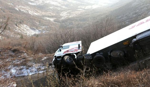 Sinoc oko 23 sata kamion tvrtke Jakopovic sletio je s ceste D1 Gracac-Knin u provaliju duboku 20-ak metara. Photo: Dusko Jaramaz/PIXSELL
