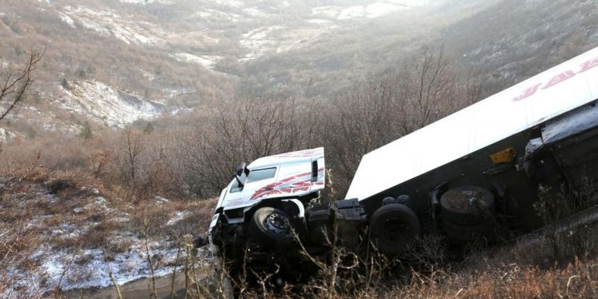 Sinoc oko 23 sata kamion tvrtke Jakopovic sletio je s ceste D1 Gracac-Knin u provaliju duboku 20-ak metara. Photo: Dusko Jaramaz/PIXSELL Sinoc oko 23 sata kamion tvrtke Jakopovic sletio je s ceste D1 Gracac-Knin u provaliju duboku 20-ak metara. Photo: Dusko Jaramaz/PIXSELL