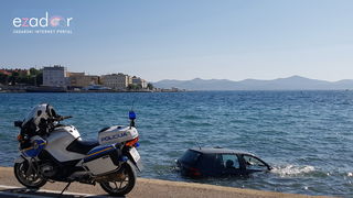 Divljao golfom po Brodarici pa završio u moru kod HAZU-a Divljao golfom po Brodarici pa završio u moru kod HAZU-a