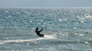 Druzenje uz surf i kite na plazi Makarska u Sukosanu Druzenje uz surf i kite na plazi Makarska u Sukosanu