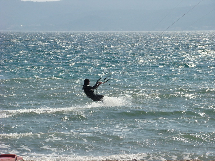 Druzenje uz surf i kite na plazi Makarska u Sukosanu Druzenje uz surf i kite na plazi Makarska u Sukosanu