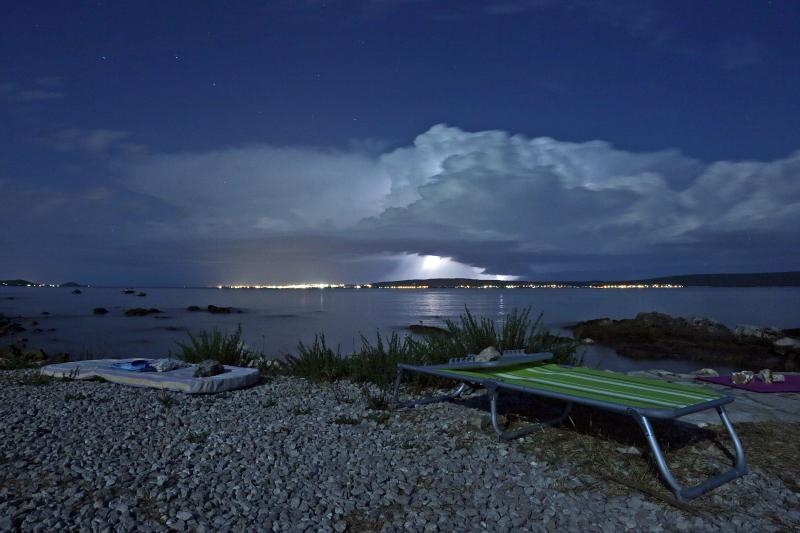 Zadarsko područje tijekom noći pogodilo je jako grmljavinsko nevrijeme, koje jse kasnije nastavilo obilno kišom u jutarnjim satima. Photo: Borna Filić/PIXSELL Zadarsko područje tijekom noći pogodilo je jako grmljavinsko nevrijeme, koje jse kasnije nastavilo obilno kišom u jutarnjim satima. Photo: Borna Filić/PIXSELL