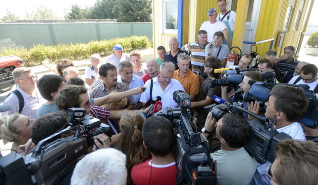 Zagreb, 240812.
Nakon trodnevne blokade deponija odlagalista otpada na Jaksevcu, mjestani su u dogovoru sa gradonacelnikom, Milanom Bandicem, i Gradskom skupstinom, odlucili pustiti kamione na deponij i time zavrsiti blokadu.
Na fotografiji: Darko Furic,