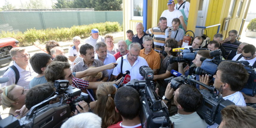 Zagreb, 240812.
Nakon trodnevne blokade deponija odlagalista otpada na Jaksevcu, mjestani su u dogovoru sa gradonacelnikom, Milanom Bandicem, i Gradskom skupstinom, odlucili pustiti kamione na deponij i time zavrsiti blokadu.
Na fotografiji: Darko Furic,