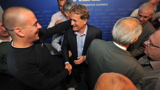 Zadar, 190513.
Lokalni izbori 2013.
Stozer HDZ-a.
HDZ slavi pobjedu na lokalnim izborima. Prema nesluzbenim rezultatima pobijedili su u utrci za zupanijsku skupstinu, gradsko vijece, stari novi zupan Stipe Zrilic je takodjer premocno pobijedio, a Bozidar Zadar, 190513.
Lokalni izbori 2013.
Stozer HDZ-a.
HDZ slavi pobjedu na lokalnim izborima. Prema nesluzbenim rezultatima pobijedili su u utrci za zupanijsku skupstinu, gradsko vijece, stari novi zupan Stipe Zrilic je takodjer premocno pobijedio, a Bozidar