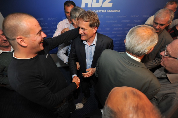 Zadar, 190513.
Lokalni izbori 2013.
Stozer HDZ-a.
HDZ slavi pobjedu na lokalnim izborima. Prema nesluzbenim rezultatima pobijedili su u utrci za zupanijsku skupstinu, gradsko vijece, stari novi zupan Stipe Zrilic je takodjer premocno pobijedio, a Bozidar Zadar, 190513.
Lokalni izbori 2013.
Stozer HDZ-a.
HDZ slavi pobjedu na lokalnim izborima. Prema nesluzbenim rezultatima pobijedili su u utrci za zupanijsku skupstinu, gradsko vijece, stari novi zupan Stipe Zrilic je takodjer premocno pobijedio, a Bozidar