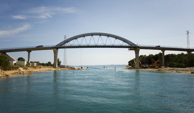 Zdrelac, 270609.
Nedavno pusten  cestovni promet preko mosta Zdrelac u Zadarskom akvatoriju sa sobom je povukao i nesluzbeni promet brodova kroz istoimeni kanal.
Na slici: novi most Zdrelac sjeverne strane.
Foto: Sime Sokota / CROPIX