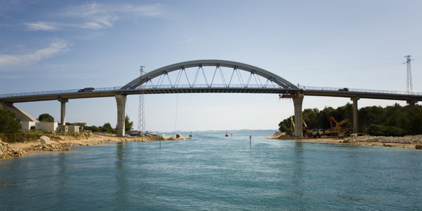 Zdrelac, 270609.
Nedavno pusten  cestovni promet preko mosta Zdrelac u Zadarskom akvatoriju sa sobom je povukao i nesluzbeni promet brodova kroz istoimeni kanal.
Na slici: novi most Zdrelac sjeverne strane.
Foto: Sime Sokota / CROPIX