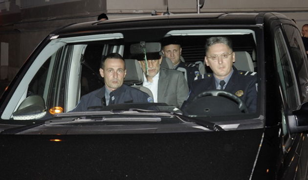 Zagreb, 211009.
Privodjenje osumljicenih u aferi “Podravka”, Gajeva ulica.
Na slici: osumljiceni bivsi predsjednik uprave Podravke Darko Marinac na zadnjem sjedalu automobila.
Foto: Sime Sokota / CROPIX