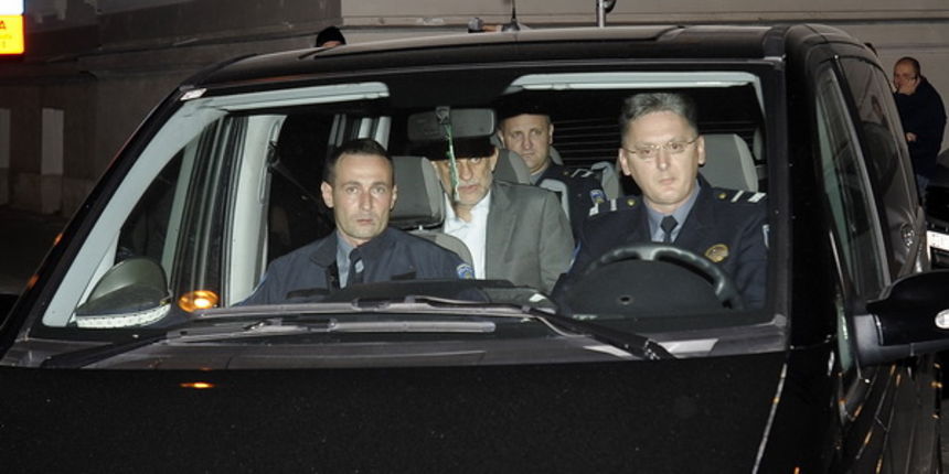 Zagreb, 211009.
Privodjenje osumljicenih u aferi “Podravka”, Gajeva ulica.
Na slici: osumljiceni bivsi predsjednik uprave Podravke Darko Marinac na zadnjem sjedalu automobila.
Foto: Sime Sokota / CROPIX Zagreb, 211009.
Privodjenje osumljicenih u aferi “Podravka”, Gajeva ulica.
Na slici: osumljiceni bivsi predsjednik uprave Podravke Darko Marinac na zadnjem sjedalu automobila.
Foto: Sime Sokota / CROPIX