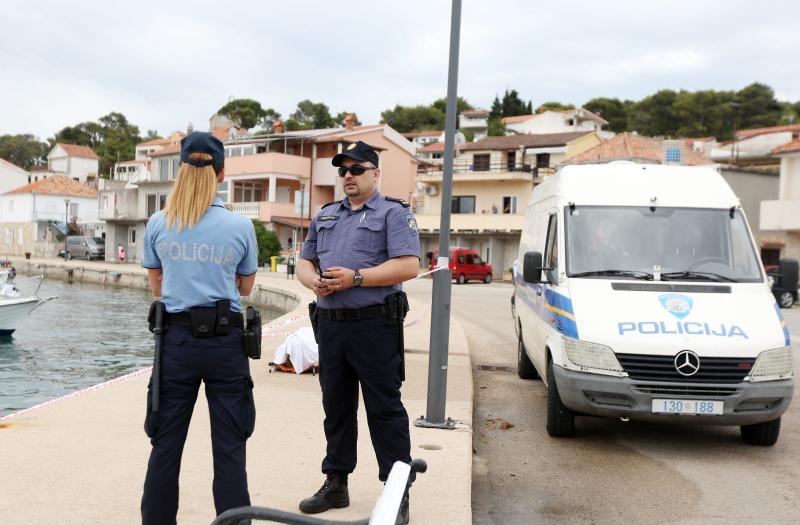 Tisno: U moru pronađeno tijelo nepoznatog mlađeg muškarca Tisno: U moru pronađeno tijelo nepoznatog mlađeg muškarca