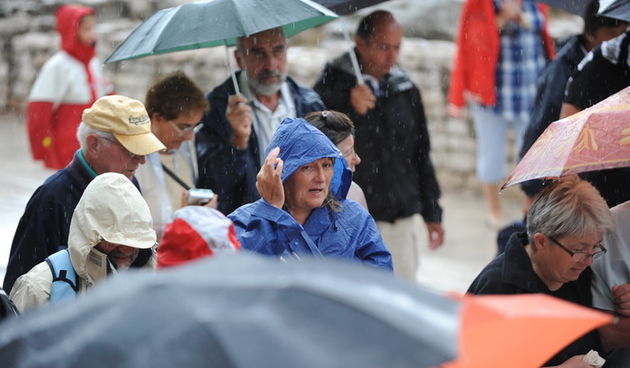 Zadar, 300710.
Kisa koja cjelo jutro pada u Zadru nije omela mnogobrojne turiste u razgledavanju grada.
Foto : Andrija Lucic / cropix