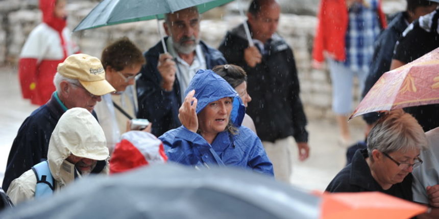 Zadar, 300710.
Kisa koja cjelo jutro pada u Zadru nije omela mnogobrojne turiste u razgledavanju grada.
Foto : Andrija Lucic / cropix